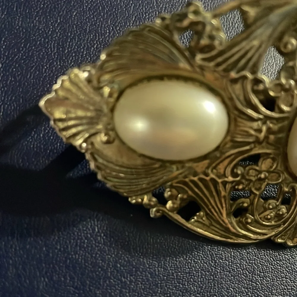 Vintage Korea golden filigree faux pearl metal hair clip